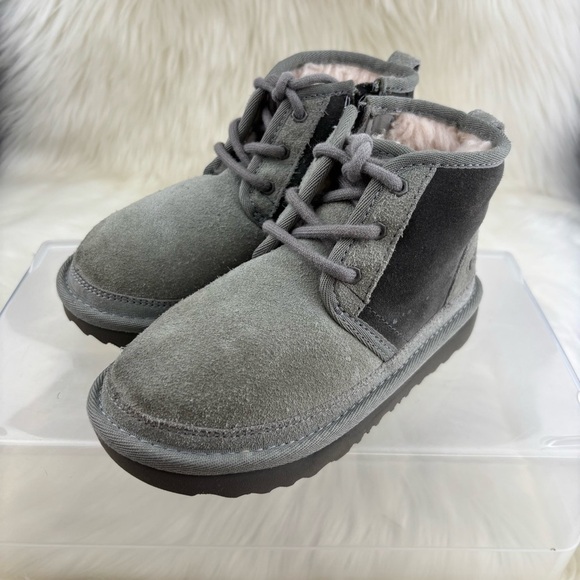 UGG CHUNKKA Kids Charcoal Suede Boots - Picture 3 of 9